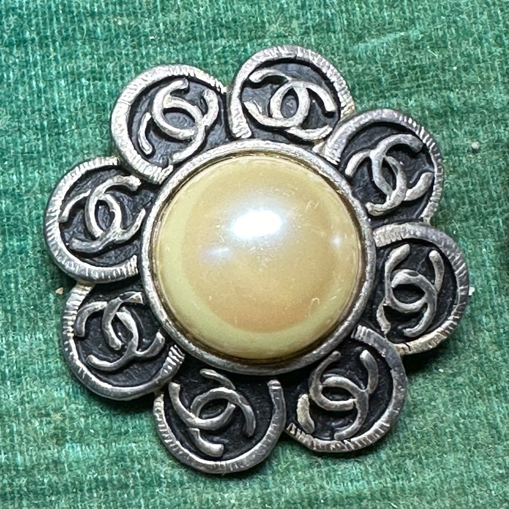 Vintage CHANEL Pearl Flower Earrings Silver Tone Made in France - Picture 7 of 8